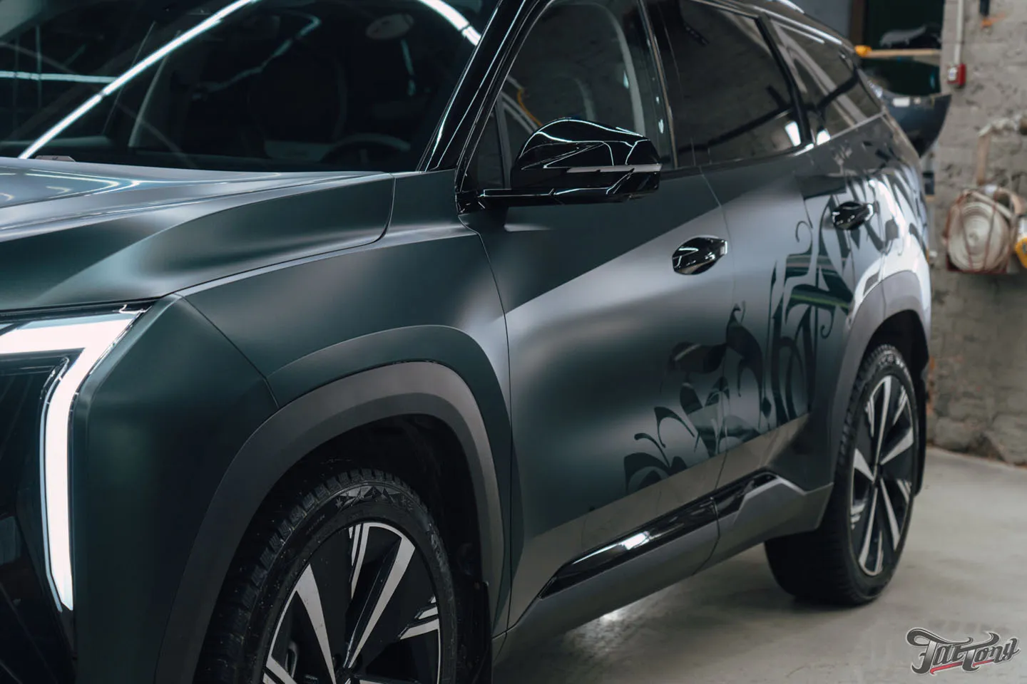 Подарок для будущей супруги: оклеили Geely Atlas матовым винилом, переднюю часть забронировали полиуретаном, добавили глянцевые наклейки + защита глянца в салоне, керамика пленки и кожи
